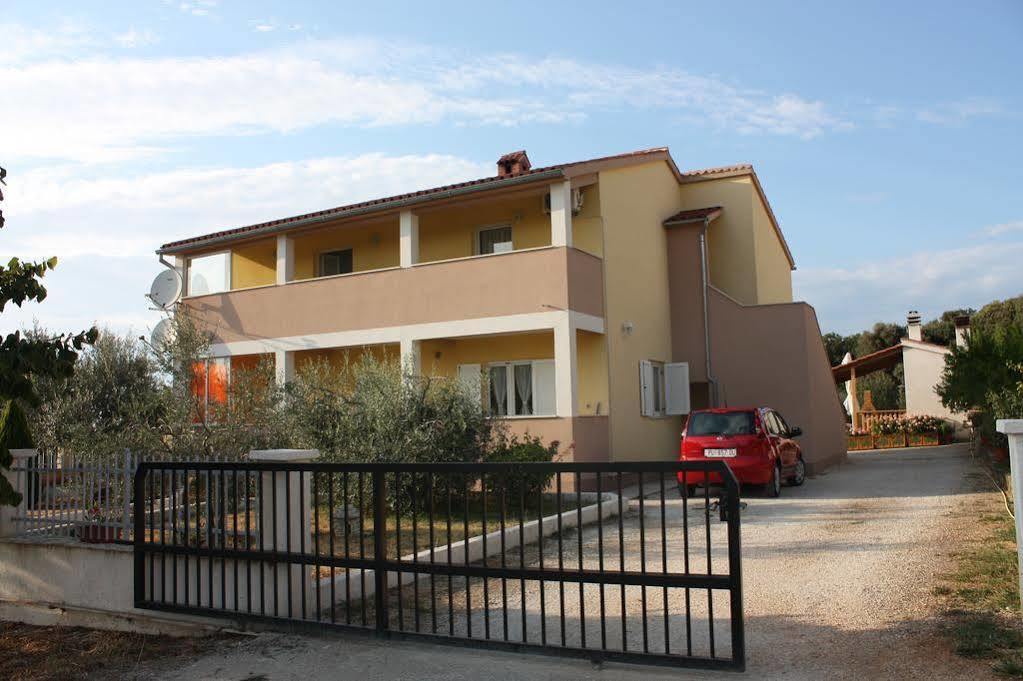 Apartment Mladenka Pula Luaran gambar
