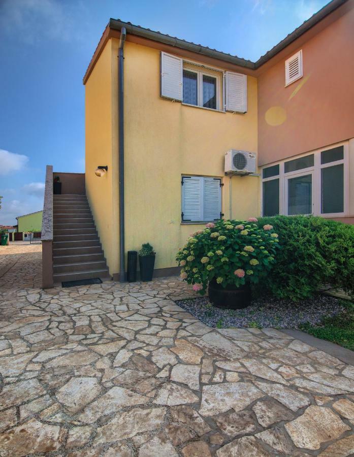 Apartment Mladenka Pula Luaran gambar